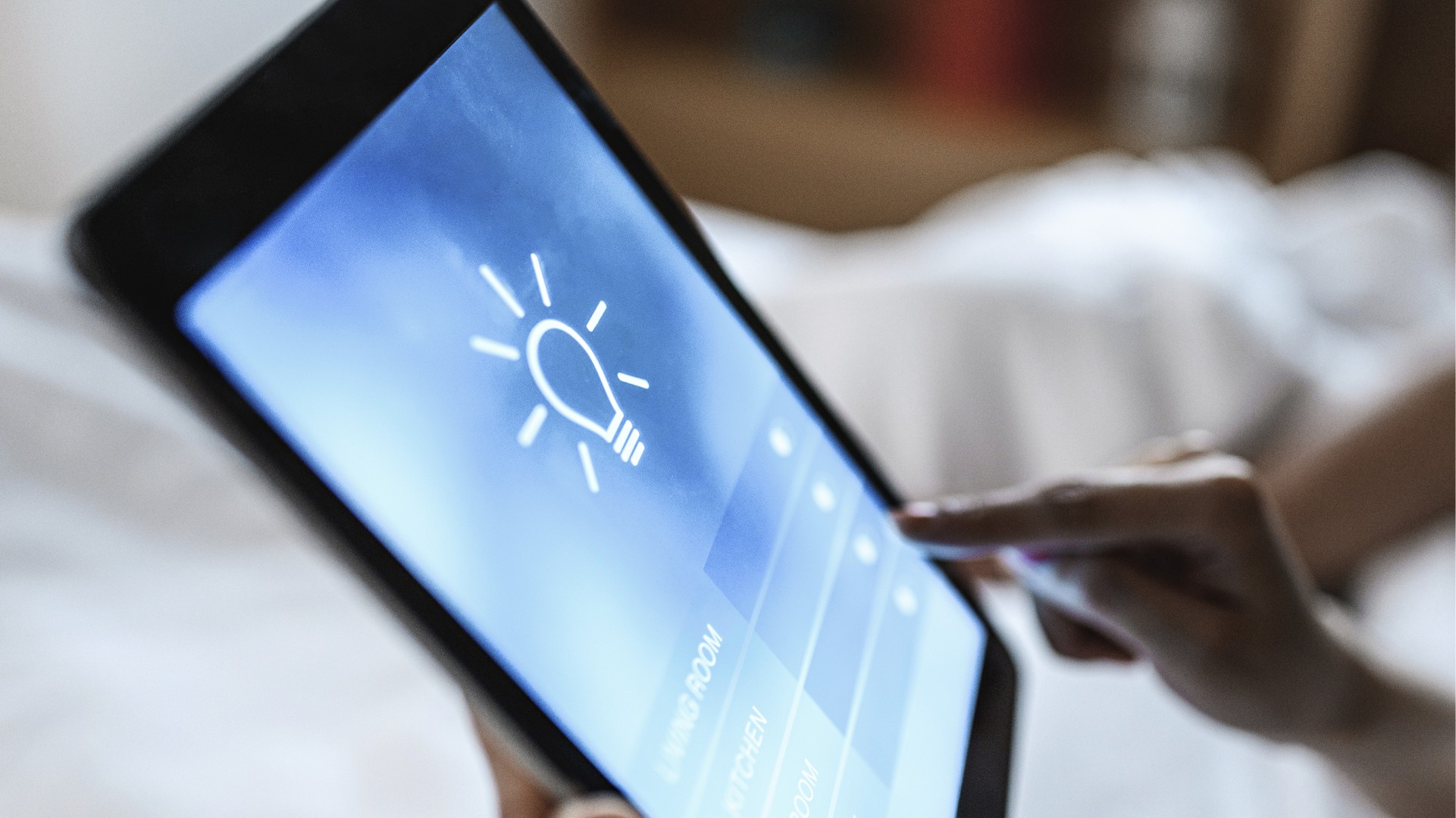 Tablet mit Anzeige für Smart Home Einstellungen