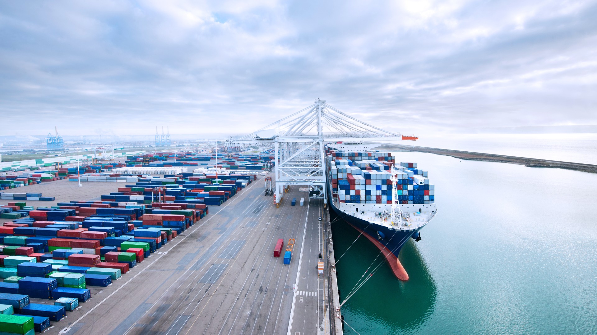 Supply Chain Container im Hafen